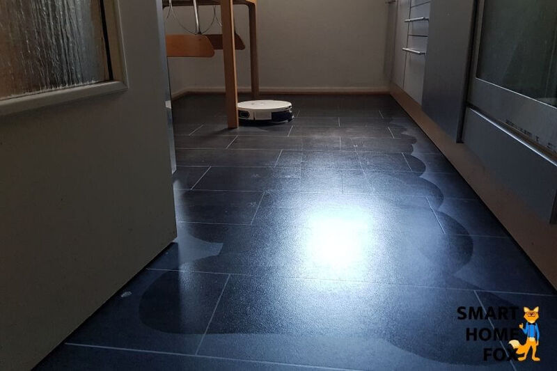 Yeedi Mop протирает пол в кабинете